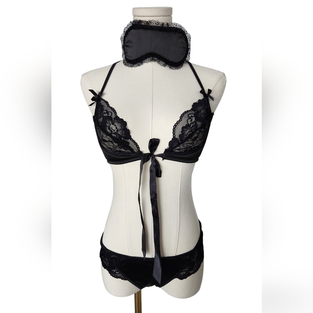 NWOT Oh La La Cheri 3 Peice Bra Panty and Blindfold